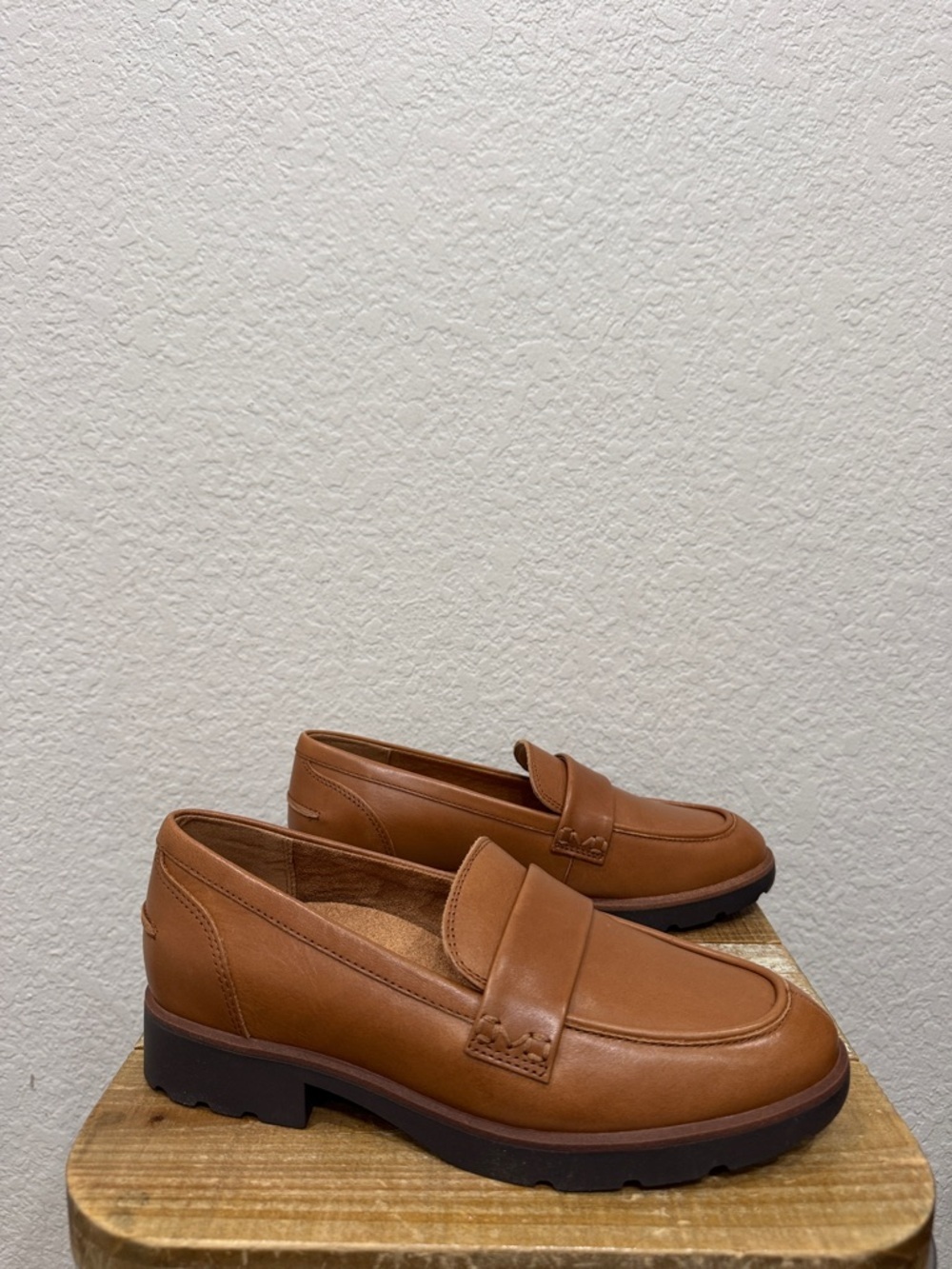 Vionic Cleo Tan Leathers Loafers Size 8.5 NEW - Picture 2 of 8